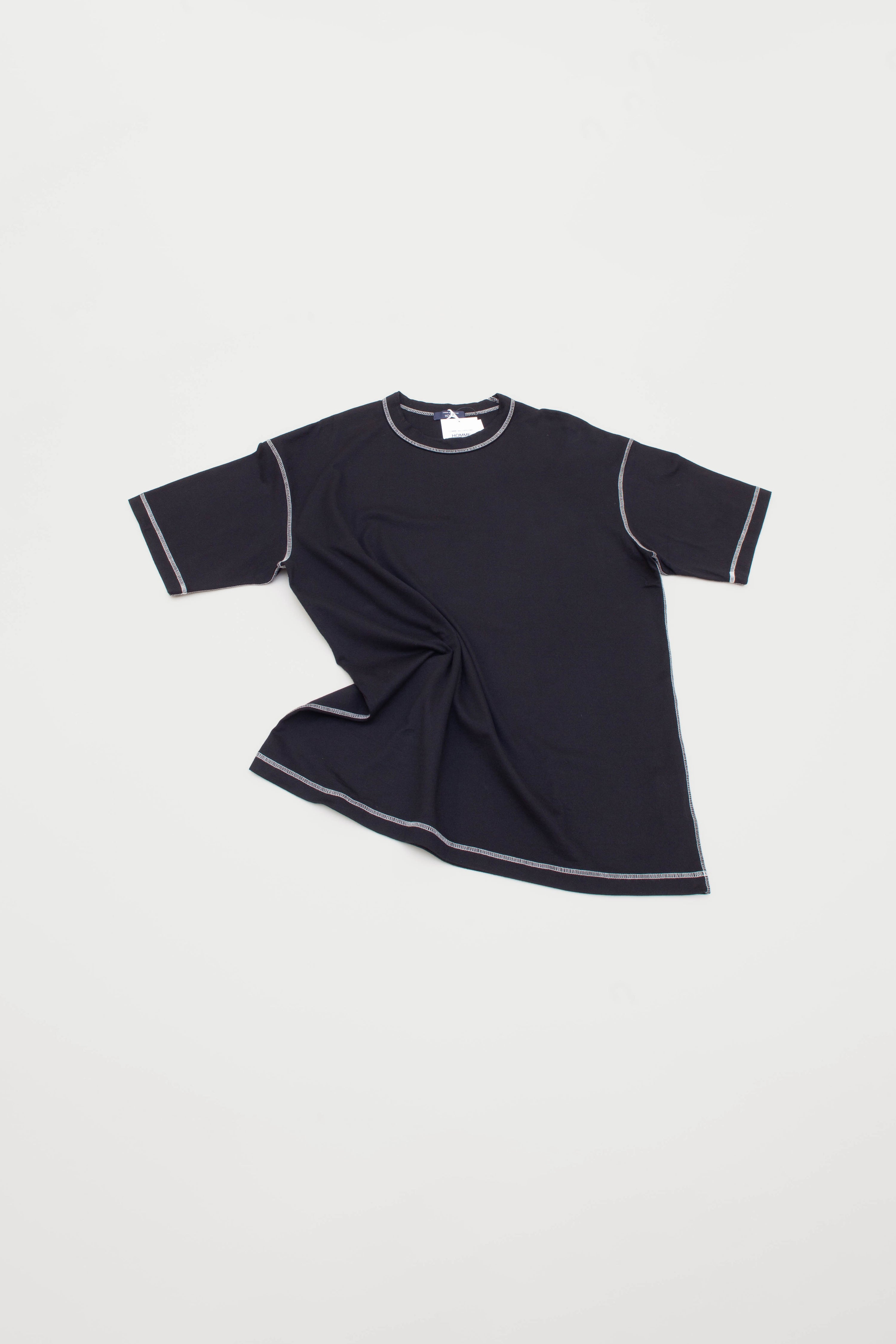 BLACK T-SHIRT WITH WHITE STITCHING