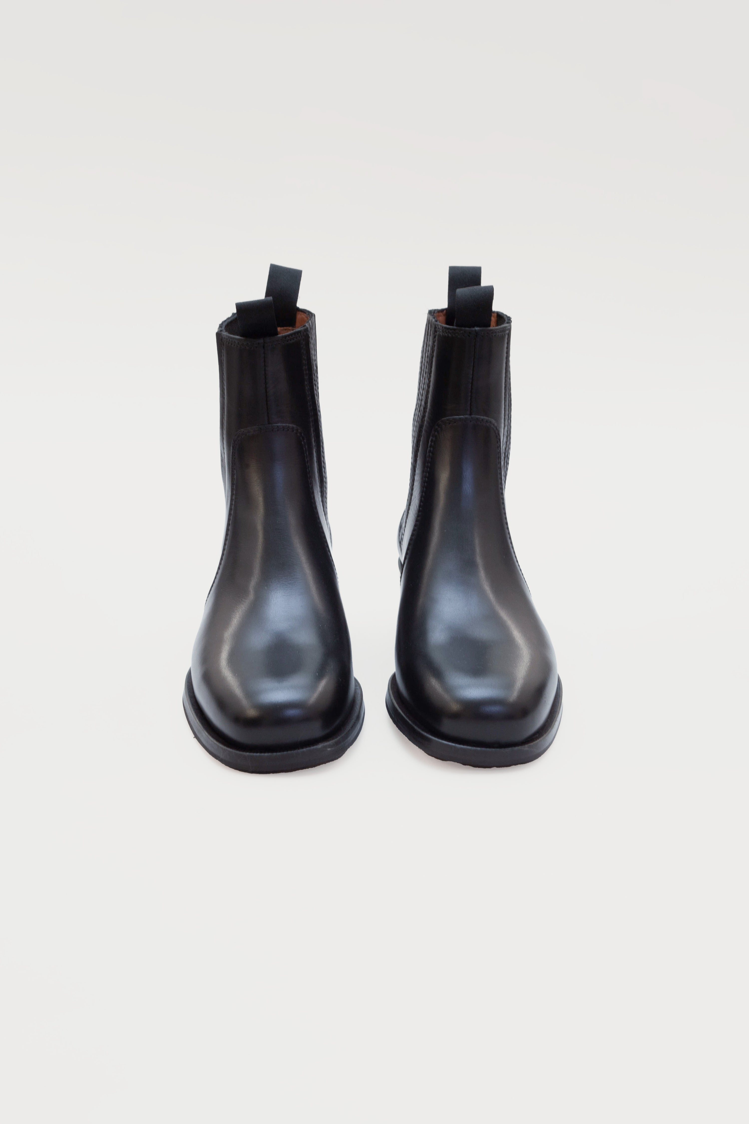 CHELSEA BOOTS