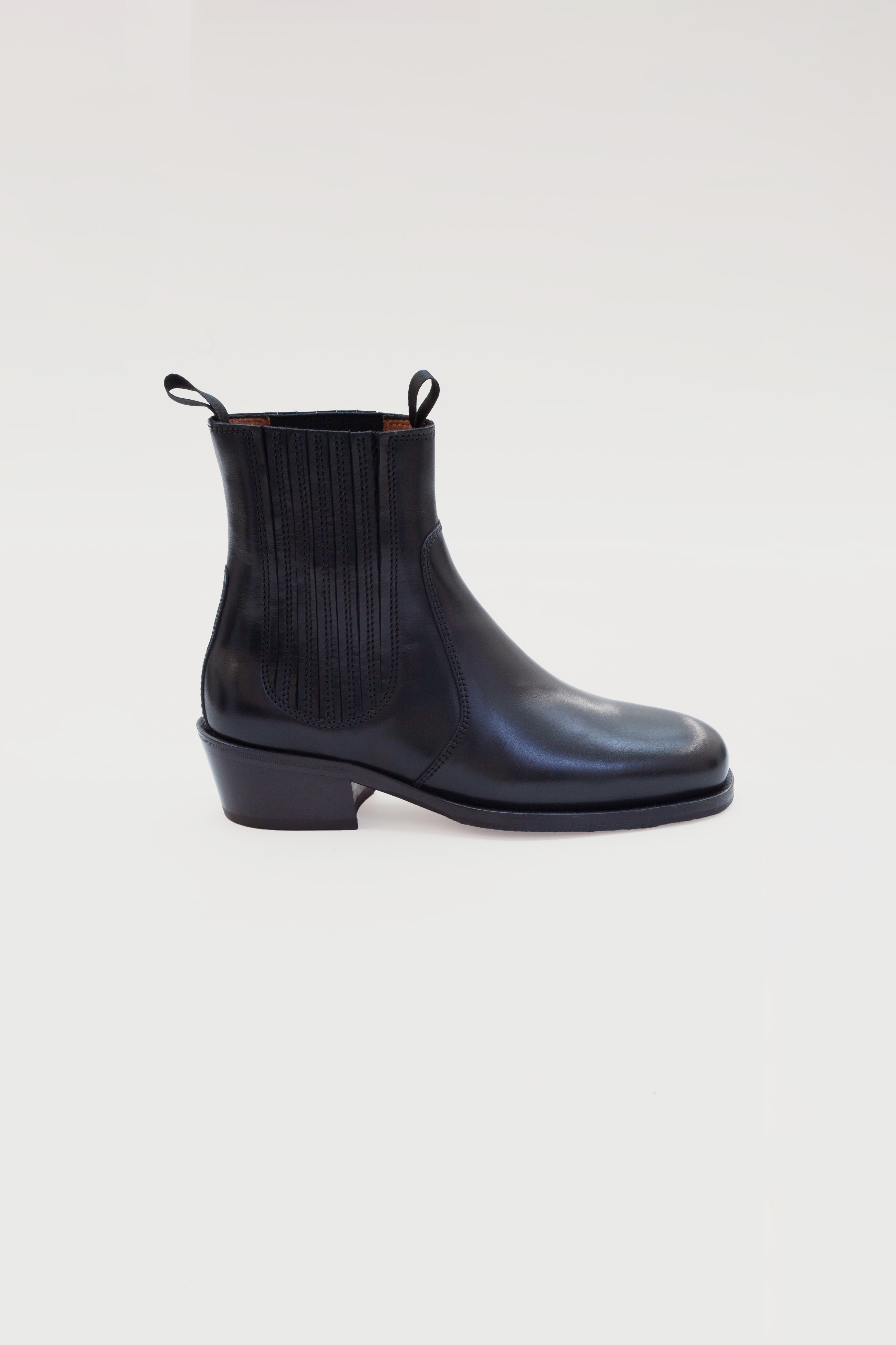 CHELSEA BOOTS