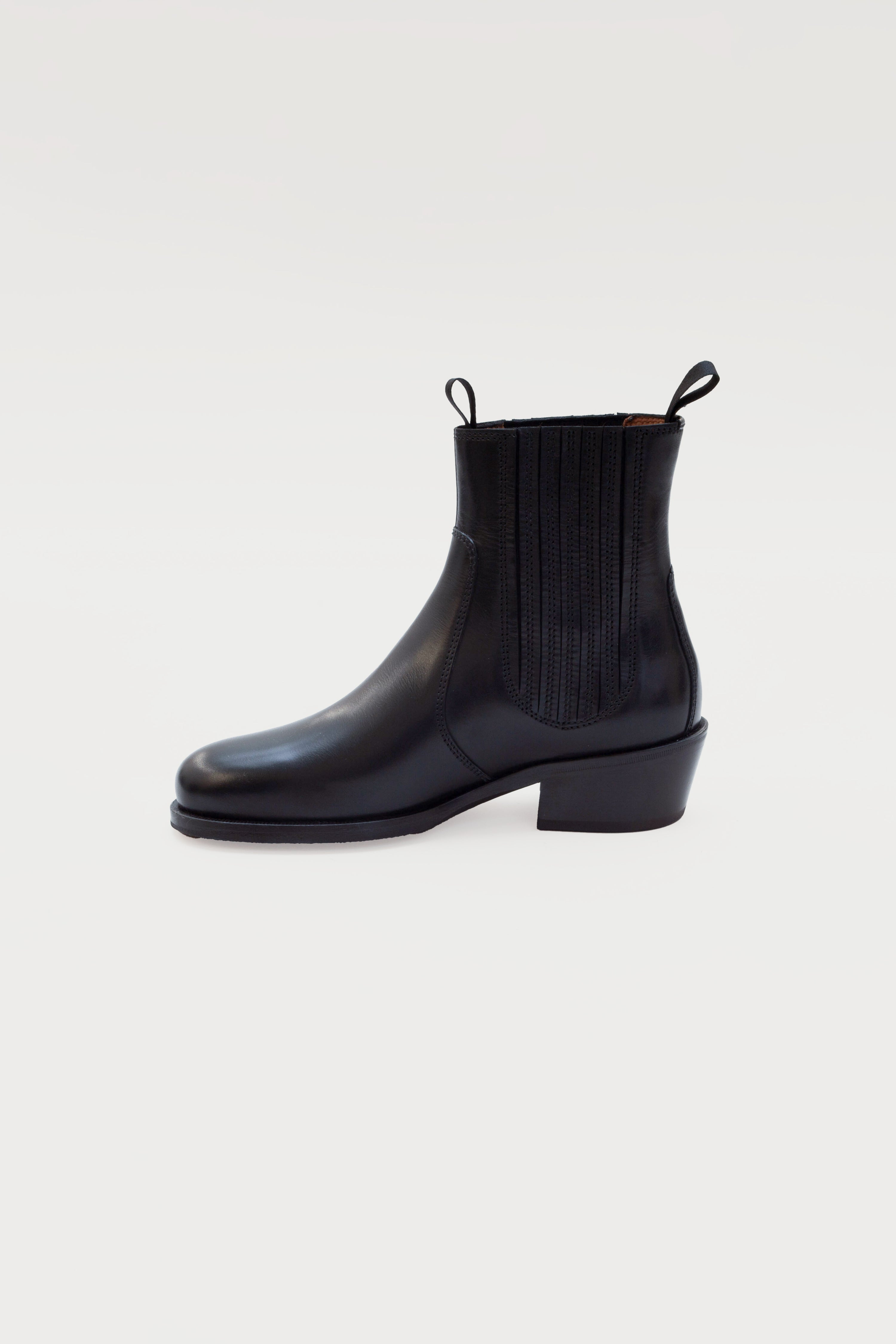 CHELSEA BOOTS