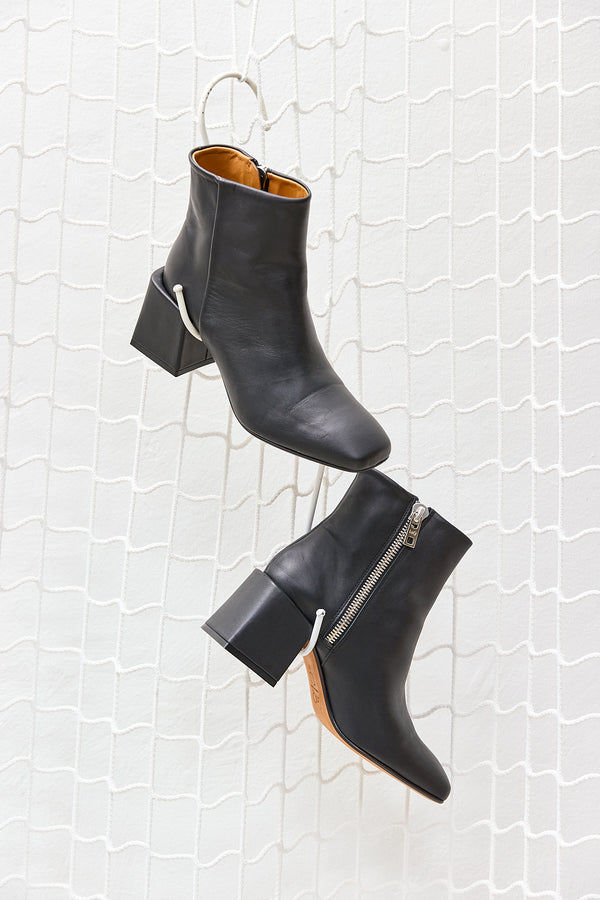 Lazaro Boot Black