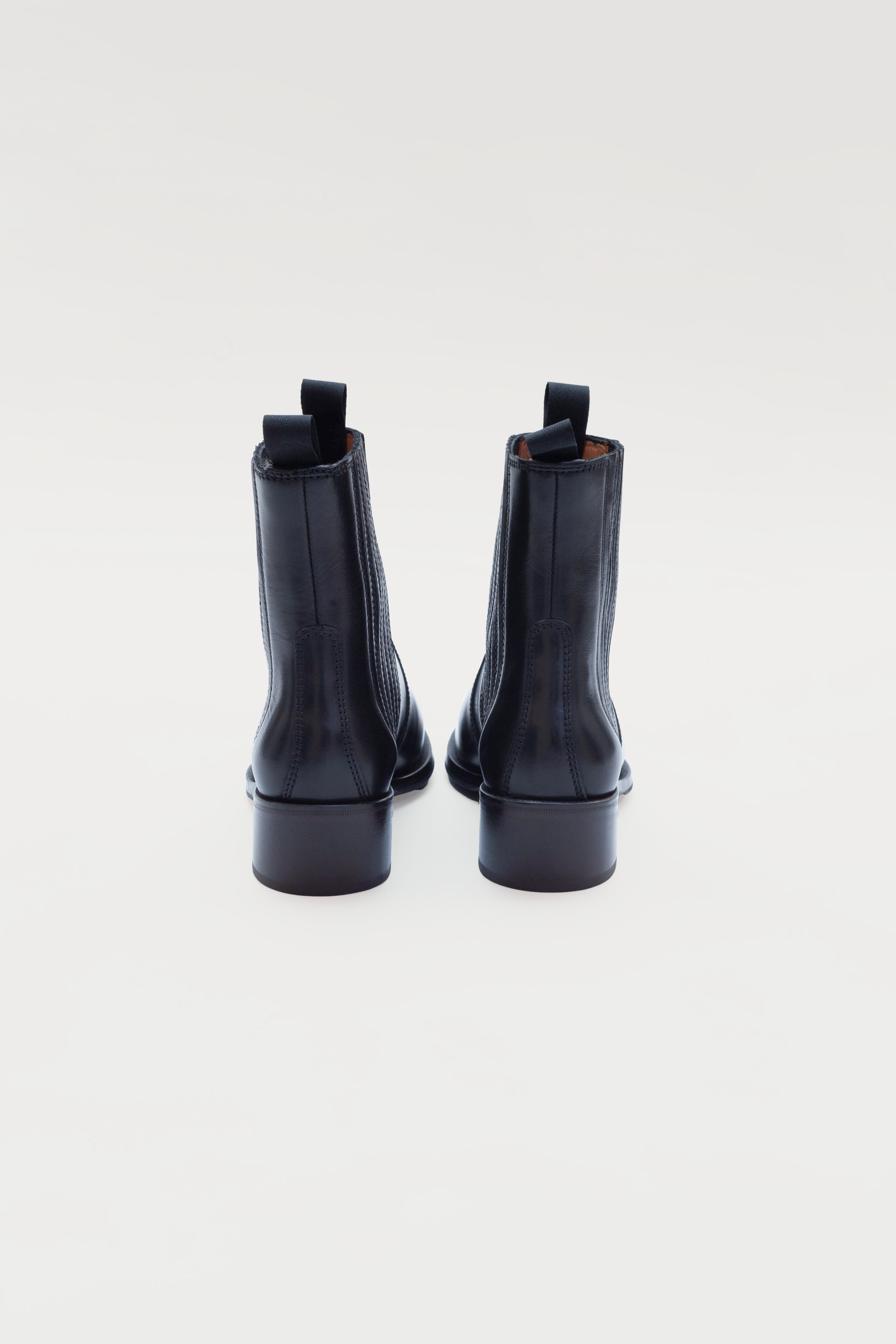 CHELSEA BOOTS